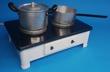 Blechspielzeug, elektrischer Puppenherd aus Blech, 50er Jahre mit Kochgeschirr