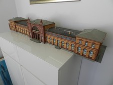 Kibri H0 39373 Bahnhof Bundesstadt " Bonn " mit Reisenden + Licht, 98x25,5x18 cm