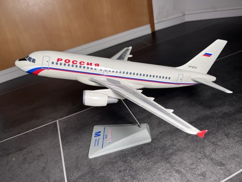 Flugzeugmodell 100 rossiya - flugzeugmodell, 1:100