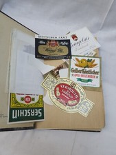 Album voll Etiketten Wein