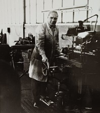 Mann Arbeiter an Drehmaschine