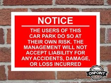 Beachten Sie, dass die Benutzer dieses Parkplatzes dies auf eigenes Risiko tun Aluminium-Sicherheitsschild.