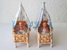 2 x Puppenbett Himmelbett Weide mit ES Baby-Püppchen Zwillinge Puppenstube