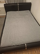 großes Bett mit aufklappbaren unteren Schubladen, Maße 2 m x 1,80 