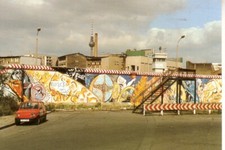 Postkarte :  BERLIN  - Die  Berliner Mauer in KREUZBERG ; Luckauer Straße