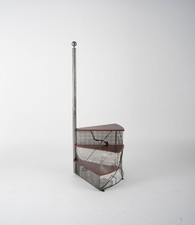 Exklusive Bibliotheksleiter - moderne dreistufige Treppe aus Metall dunkles Holz