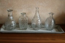 4 Glasvasen auf Tablett, L 55 cm, B 15,5 cm, Vasen-Set auf Deko-Tablett, Vasen
