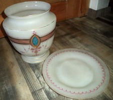 Große antike Glas / Milchglas / Opalglas Blumen - Vase mit Teller, handgemalt