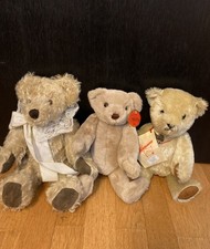 Schöner Althans Teddy mit zwei Freunden