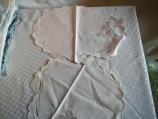 2 Tisch Wende Deckchen oval / rund Blüten rosa weiß Bogenkante Appl. NEU Sander