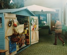 Frau in Strickpullover eilt zu