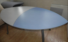 Ovaler Designer tstisch – Schreibtisch mit Metallgestell