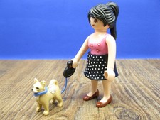 Moderne Frau mit Chihuahua