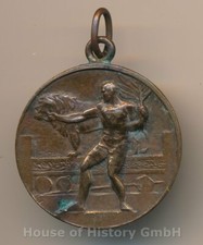 115316: Tragbare Sportmedaille, bronzene Medaille, "Sportler vor Löwe", ca. 1910