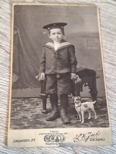 CDV um 1900 Kind mit Spielzeug Hund Medaille Leine Klein Interessant! Rollen