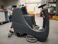 Numatic CRG8072/120 Aufsitz-Scheuersaugmaschine Reinigungsmaschine davor CRO8072