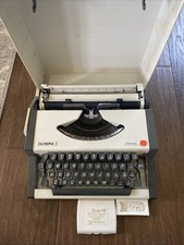 Typewriter Olympia Traveller
