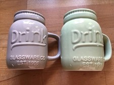 2 große Kaffeebecher