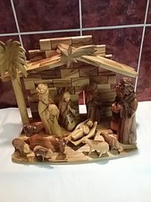 Weihnachtskrippe aus Olivenholz mit Handarbeits Figuren 