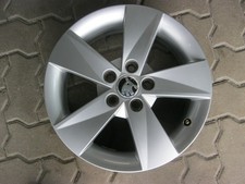 Eine Alufelge Felge Skoda Fabia II Roomster 6Jx15 ET43  5J0601025 AB