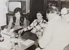 Zwei ältere Paare feiern im