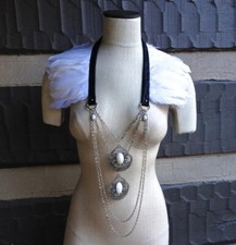 Feder Cape Halskette Kragen weiß silber Gothic WGT NEU Rave CSD Shooting