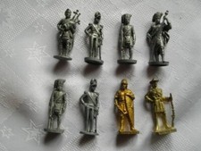 Ü-Ei  -  8 verschiedene  Metallfiguren