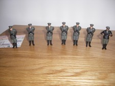 7 Figuren, Deutscher