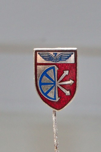 Anstecknadeln pins - /,
