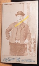 stehender Mann in Tracht mit