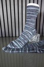 Neue handgestrickte Socken