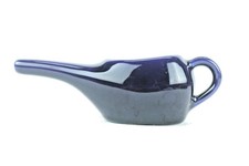 Dunkelblaue Keramik-Gießkanne