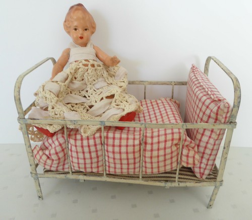 Altes bett mit massepuppe - bett,