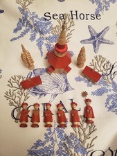 Orig. Erzgebirge~Selten in ROT ~Kurrende Sänger~ Seiffener Kirche~ Häuser~Bäume