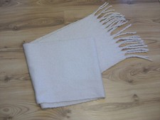 Weißer Schal / Stola mit Fransen / Filzoptik  L:  198 cm        B: 38 cm