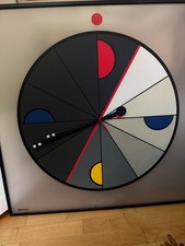 Große postmoderne Wanduhr