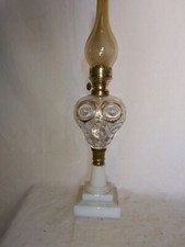 alte Tisch Petroleumlampe, Salonlampe, Milchglas Fuß, Pressglas Tank, Flachdocht