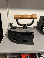 Antikes Kohlebügeleisen mit