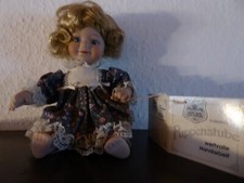 Gilde Handwerk Kollektion Puppe  ca. 15 cm Sitzend Handarbeit