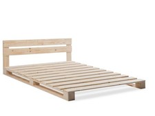 Palettenbett mit Kopfteil