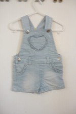 Niedliche, kurze Baby Jeans