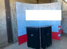 Messestand Expolinc mit Koffer als Theke, Hintergrund mit Werbung, Beleuchtung