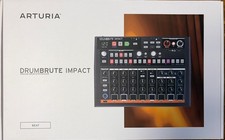 Arturia DrumBrute Impact Analog Drum Maschine mit Multicore Kabel, wie neu, OVP