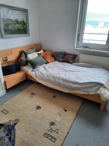 Bett mit nachttisch und - bett,