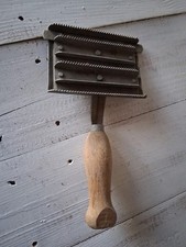 Alter antiker Pferdestriegel