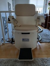 Kurventreppenlift der Marke HIRO LIFT mit Drehsitz