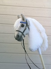 Grau-weißes Steckenpferd /