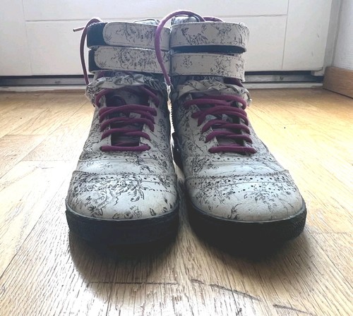 Weiße boots mit akzenten - mit,