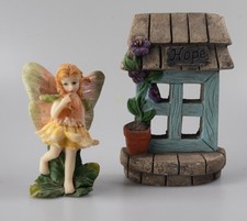 Elfe und blaues Gartenhaus