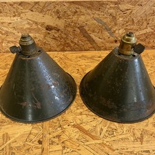 2 alte Metall Industrielampen